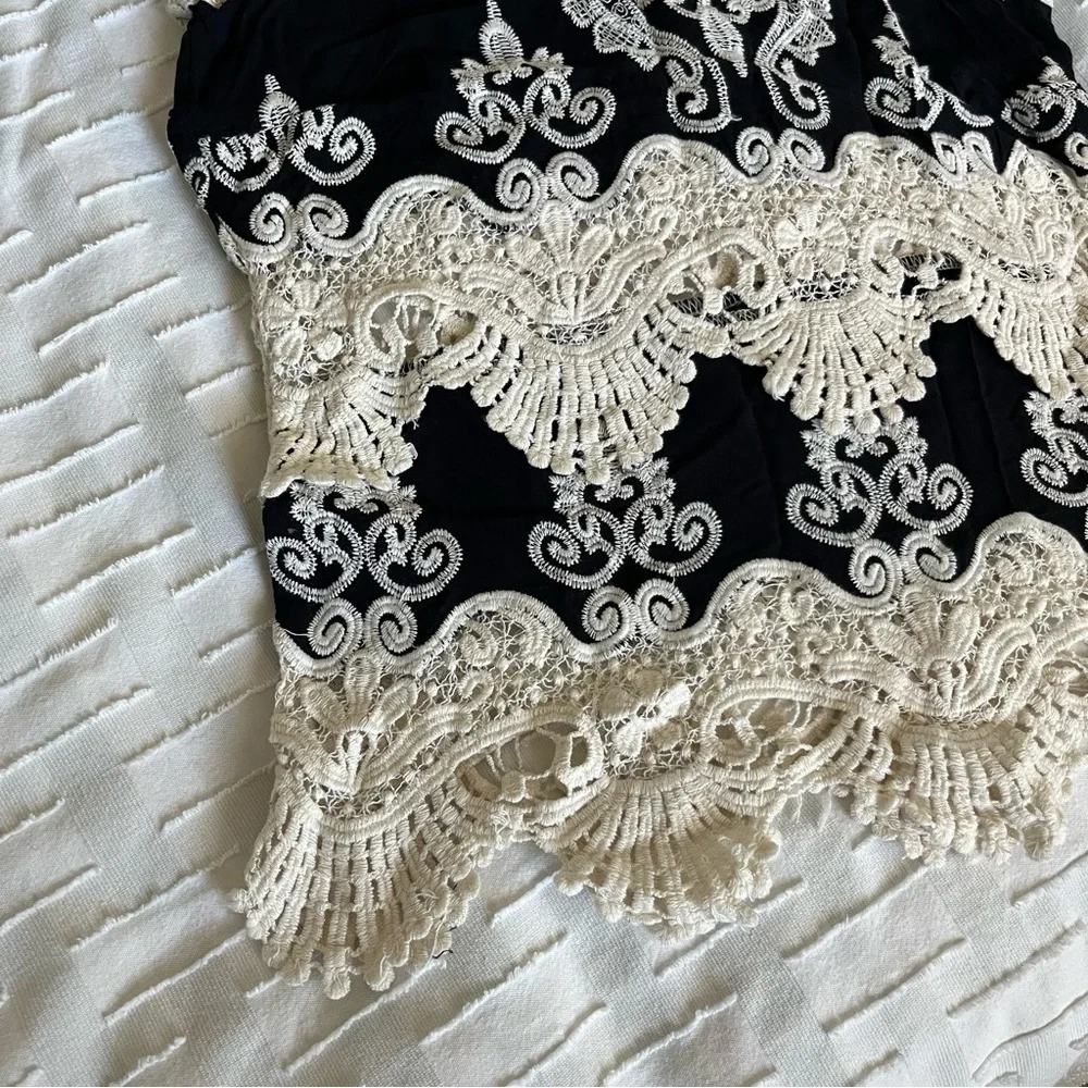 Romeo & Juliet Couture Black and Cream Lace Tank Top Size M (fits like S/M)- EUC - Picture 5 of 12